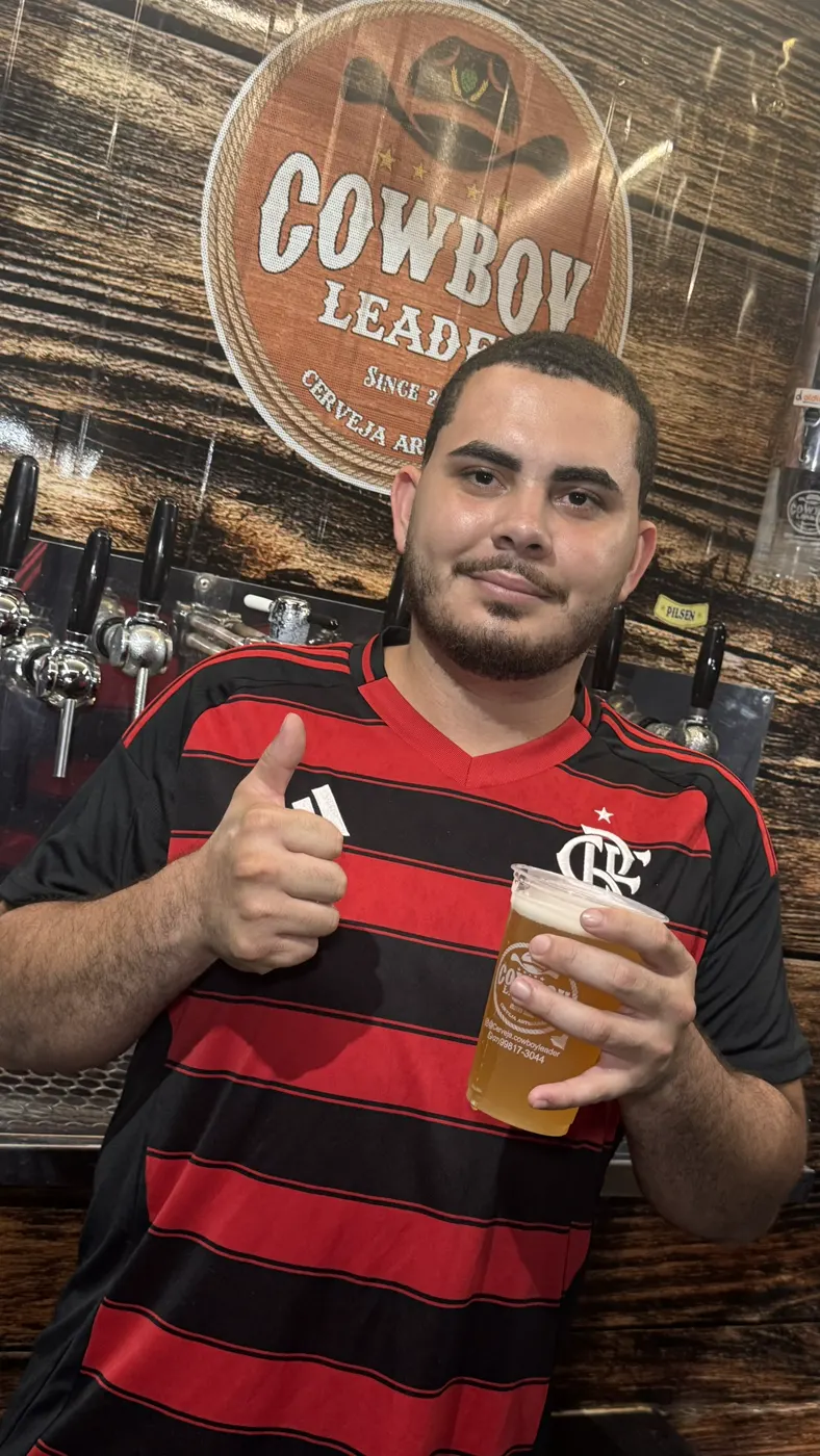 Cliente brindando com chope Cowboy Leader