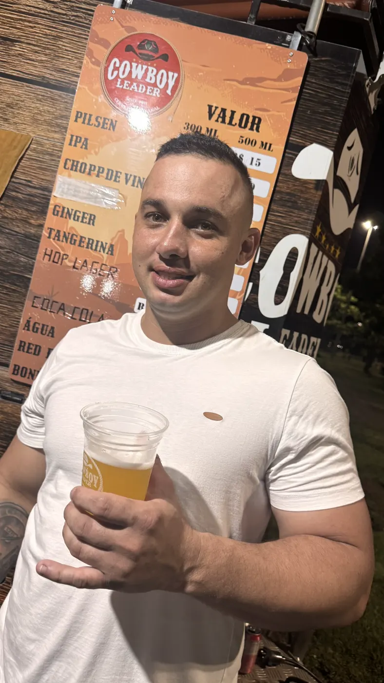 Cliente brindando com chope Cowboy Leader