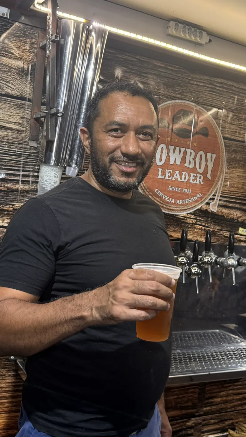 Cliente brindando com chope Cowboy Leader