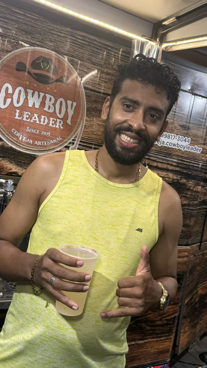 Cliente brindando com chope Cowboy Leader