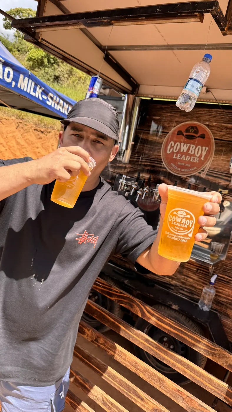 Cliente brindando com chope Cowboy Leader