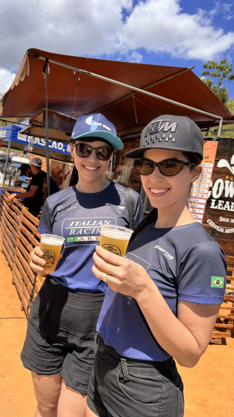 Cliente brindando com chope Cowboy Leader