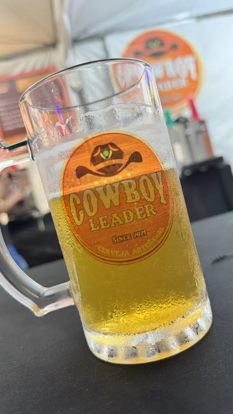 Cliente brindando com chope Cowboy Leader