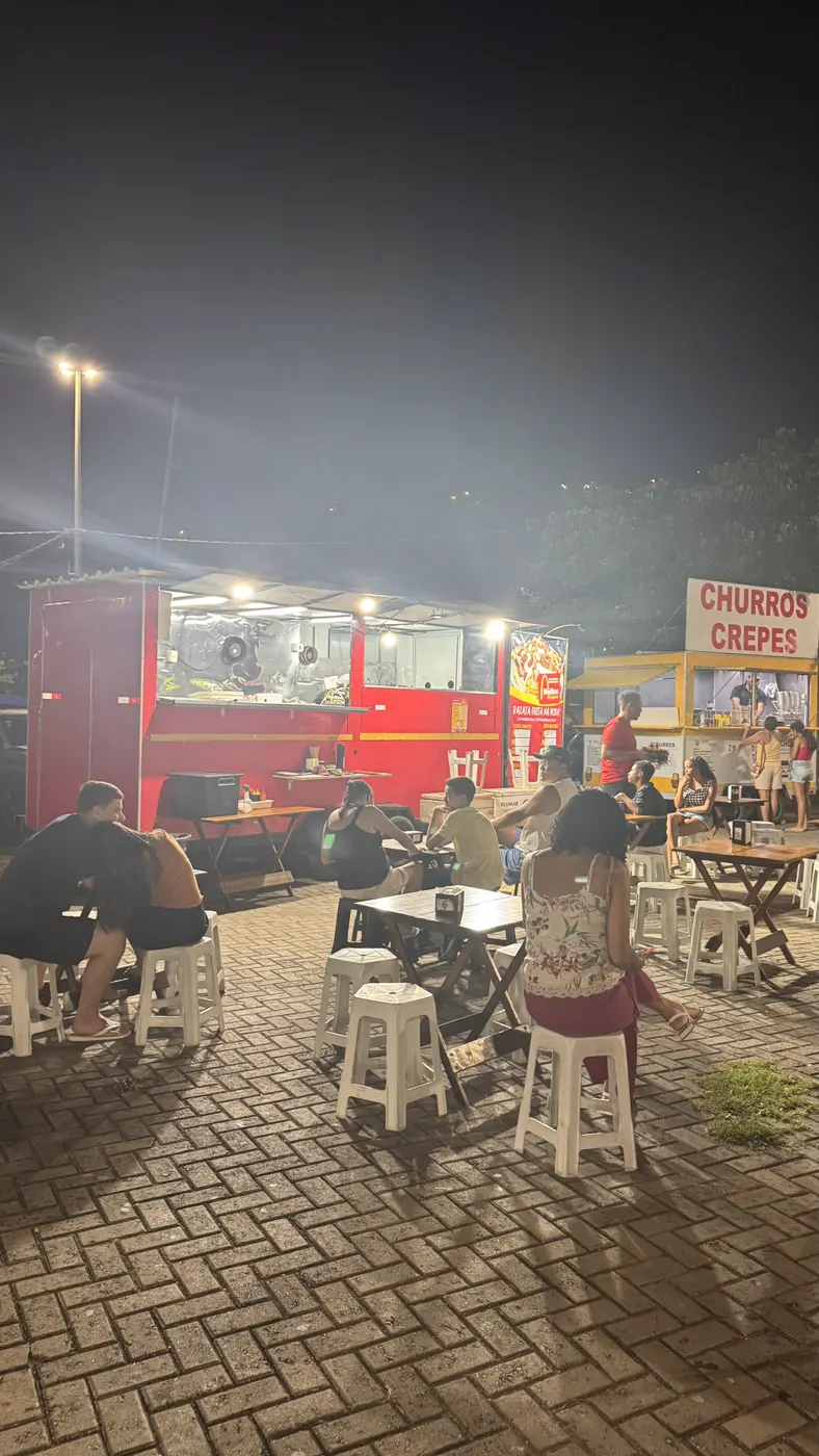 Mesas do ponto da Cowboy Leader à noite
