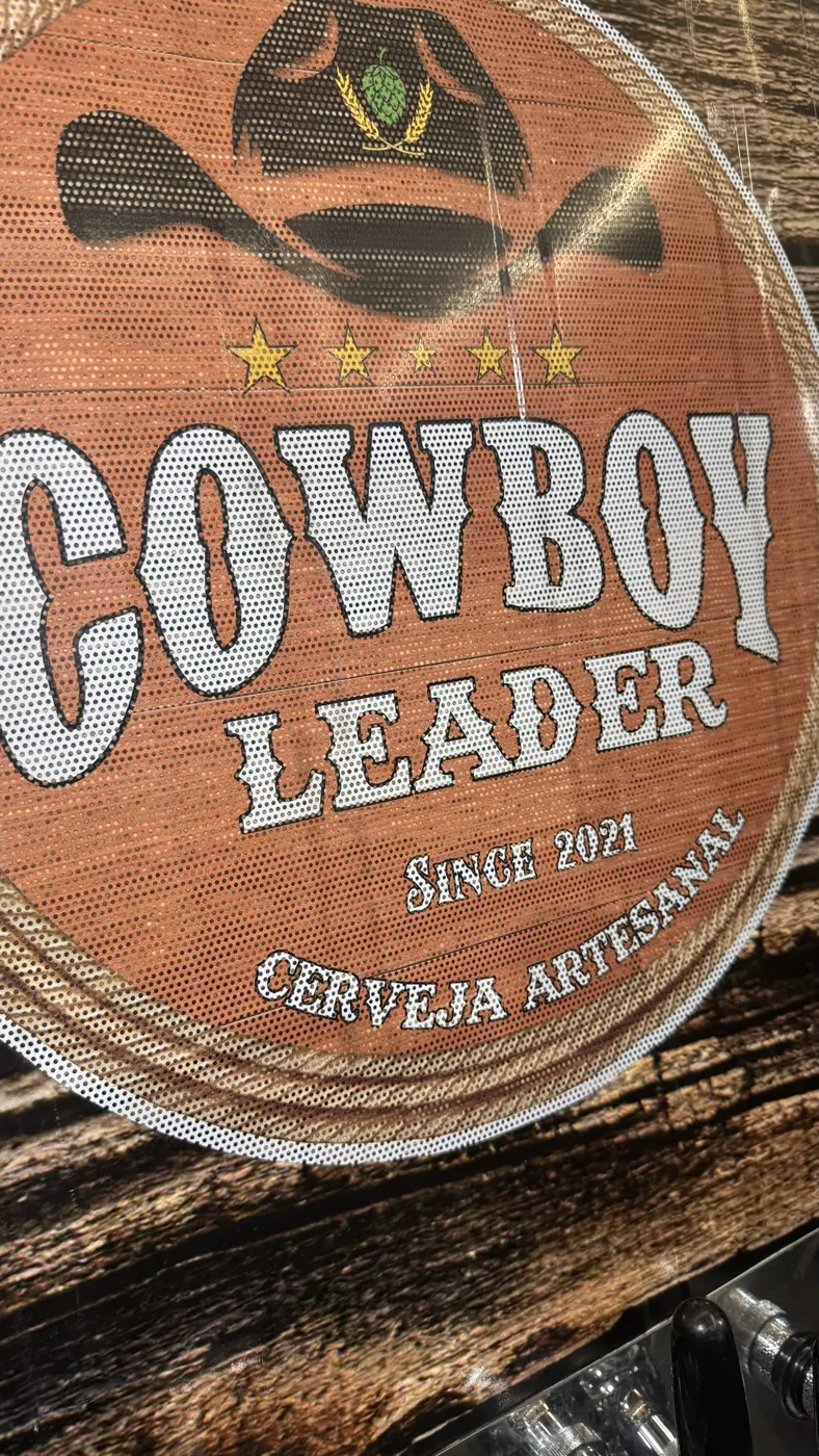 Placa de madeira com a logo da Cowboy Leader
