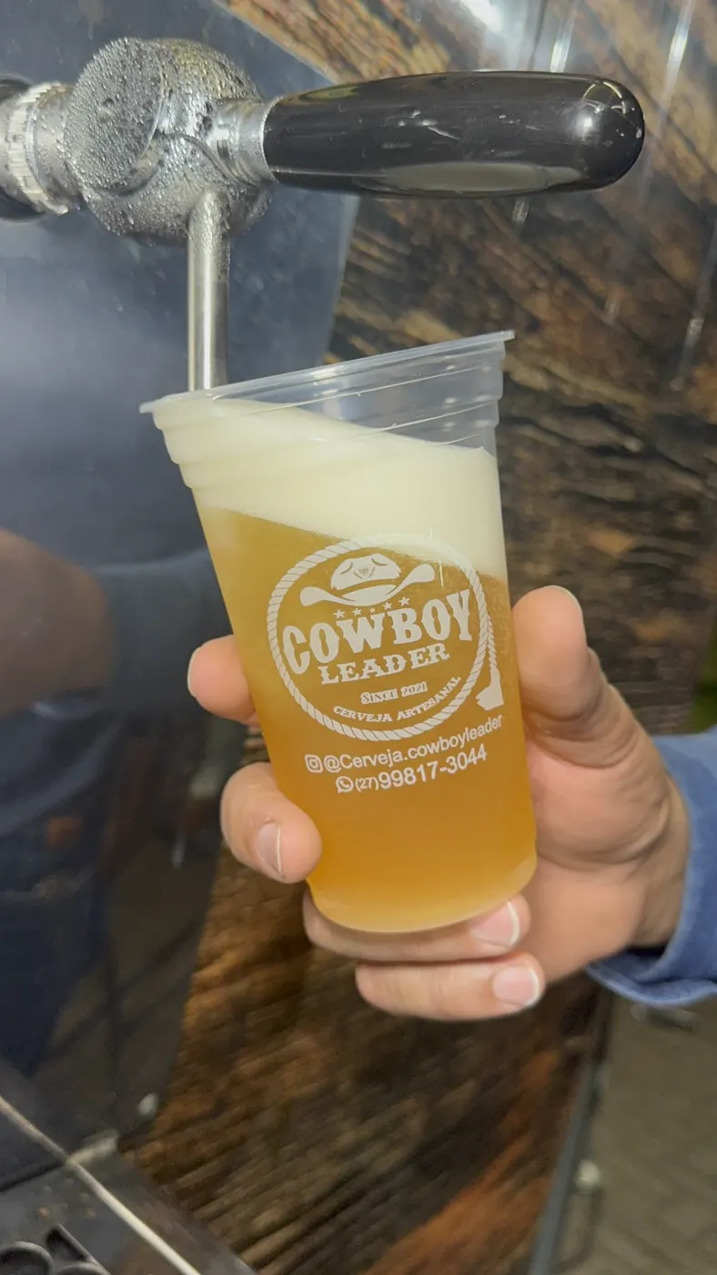 Chope Cowboy Leader sendo tirado na chopeira